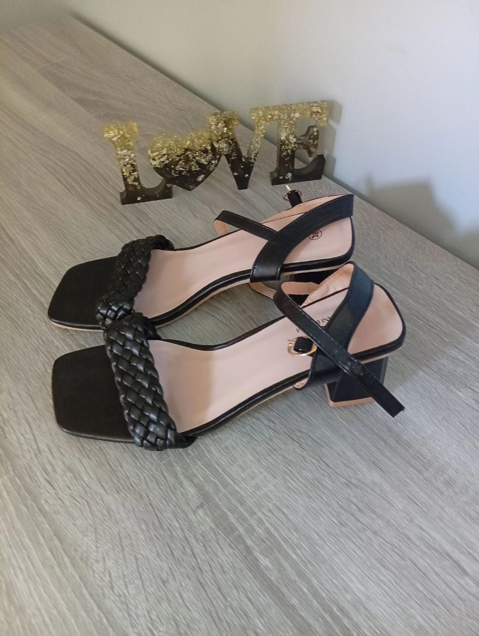 Paire de sandales tressée talon carré
